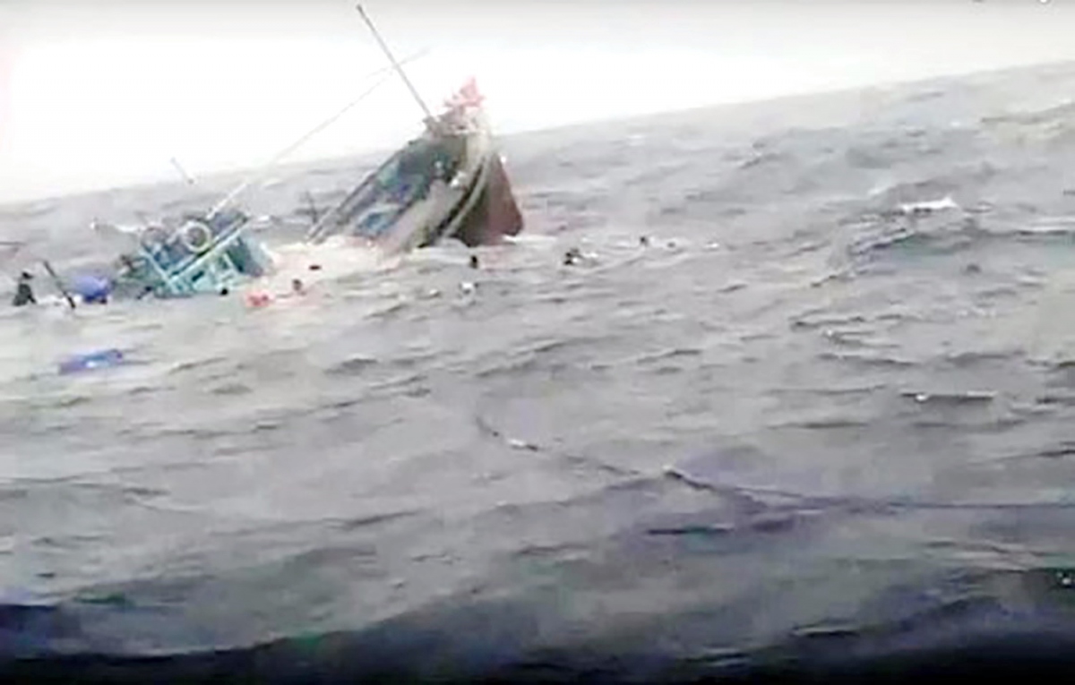 Bình Định cứu nạn 13 ngư dân trên tàu cá bị chìm